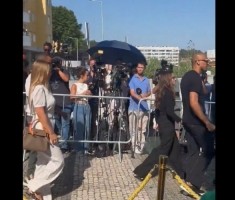 极速电竞app-记者：利物浦前队友法比尼奥与蒂亚戈携家人来到葬礼现场悼念若塔